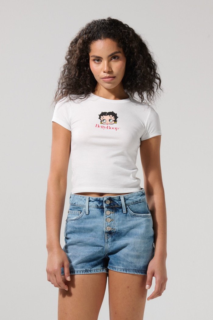 Camiseta crema clara manga corta con arte de Betty Boop
