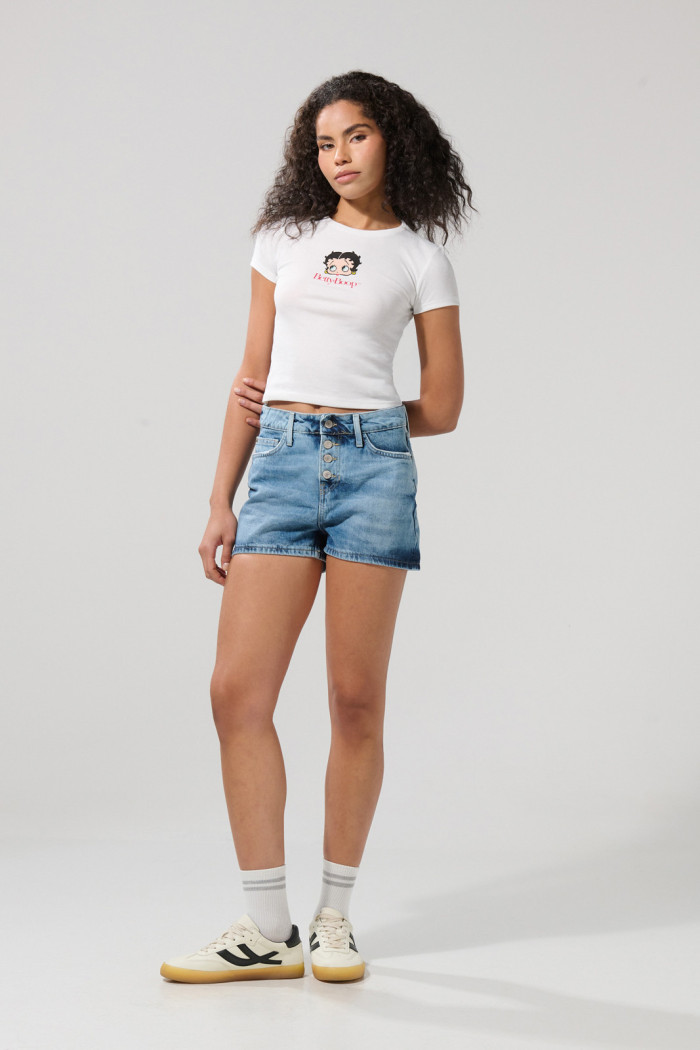 Camiseta crema clara manga corta con arte de Betty Boop