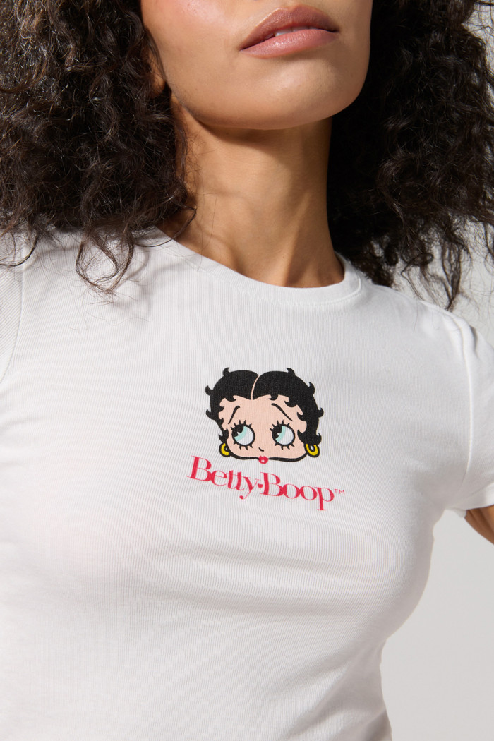 Camiseta crema clara manga corta con arte de Betty Boop