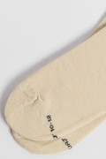 Medias cortas unicolor con diseño bordado en contraste.