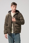 Chaqueta negra acolchada con cremallera y capota