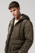 Chaqueta negra acolchada con cremallera y capota