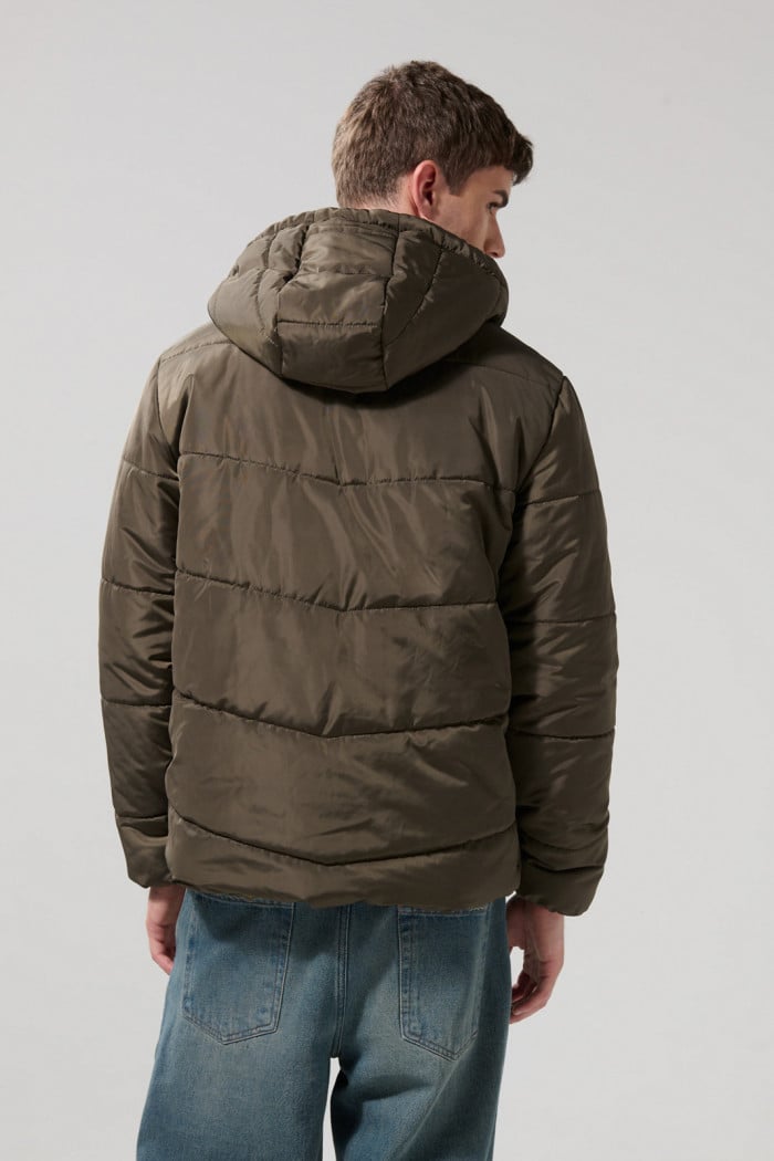 Chaqueta negra acolchada con cremallera y capota