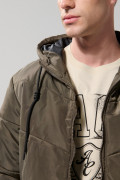 Chaqueta negra acolchada con cremallera y capota