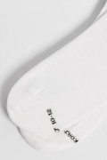Medias cremas cortas con texto y rayas en contraste