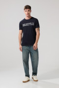 Camiseta con texto college y manga corta azul intensa