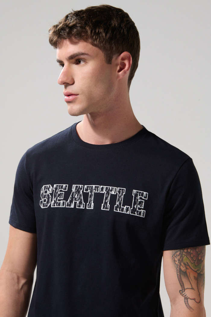 Camiseta con texto college y manga corta azul intensa