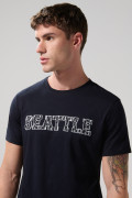 Camiseta con texto college y manga corta azul intensa