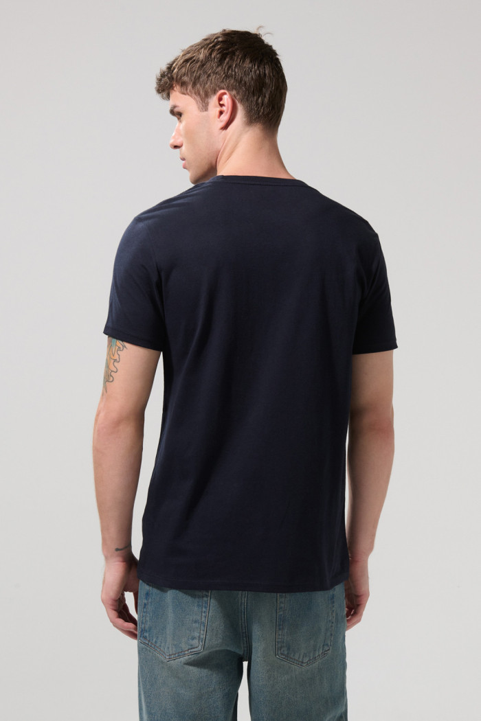 Camiseta con texto college y manga corta azul intensa