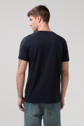Camiseta con texto college y manga corta azul intensa