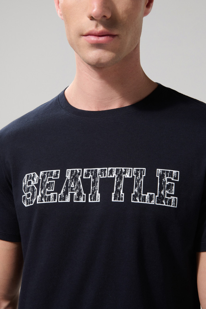 Camiseta con texto college y manga corta azul intensa