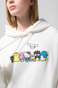 Buzo con capota crema oversize y diseño de Hello Kitty