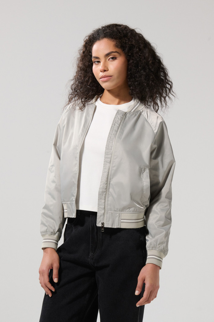 Chaqueta bomber unicolor con contrastes y cremallera