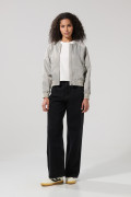 Chaqueta bomber unicolor con contrastes y cremallera