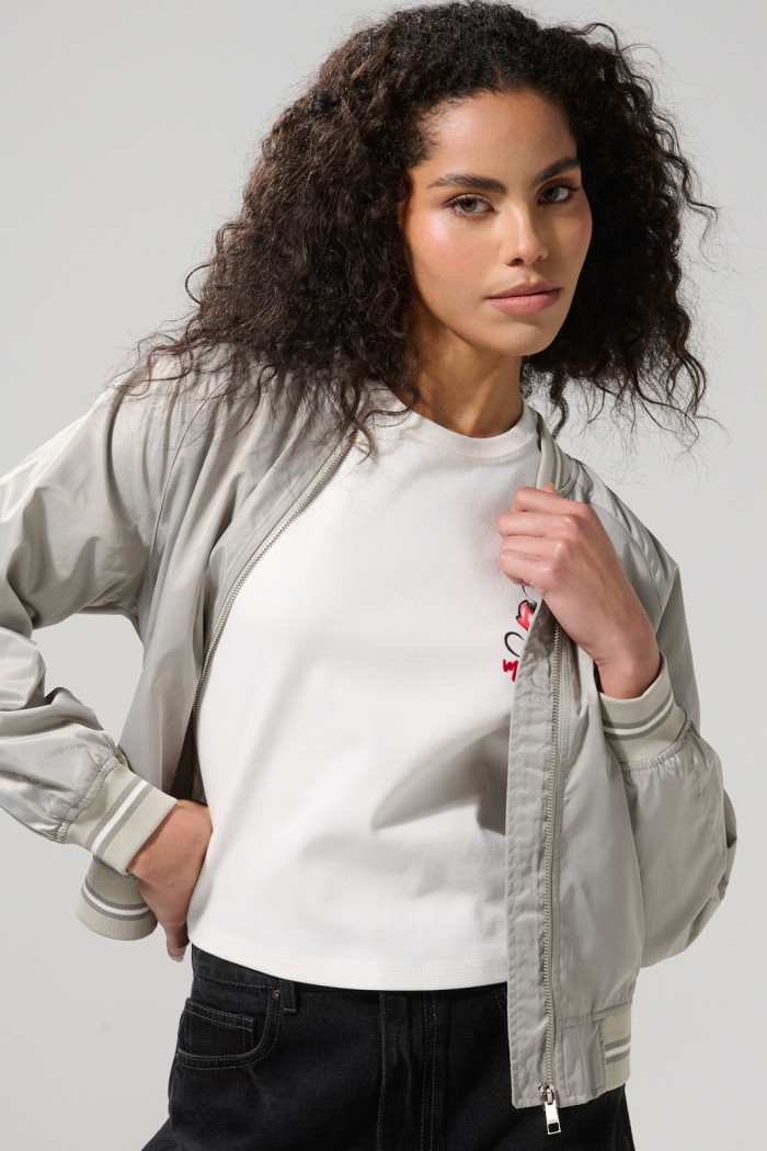 Chaqueta bomber unicolor con contrastes y cremallera