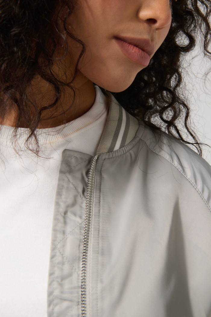 Chaqueta bomber unicolor con contrastes y cremallera