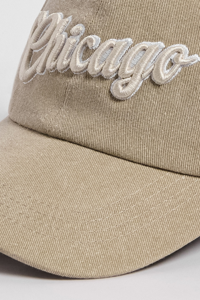 Cachucha trucker kaki con bordado college y malla