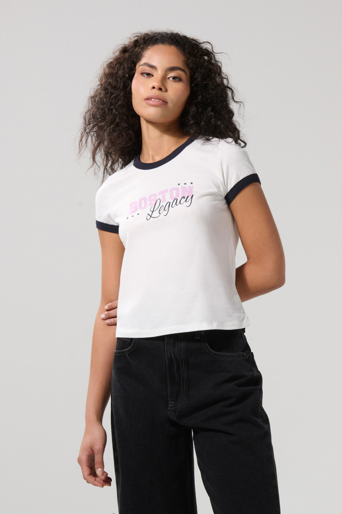 Camiseta crema college con contrastes y cuello redondo