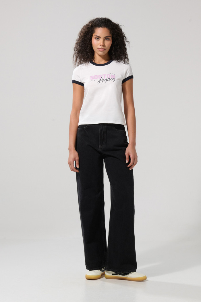 Camiseta crema college con contrastes y cuello redondo