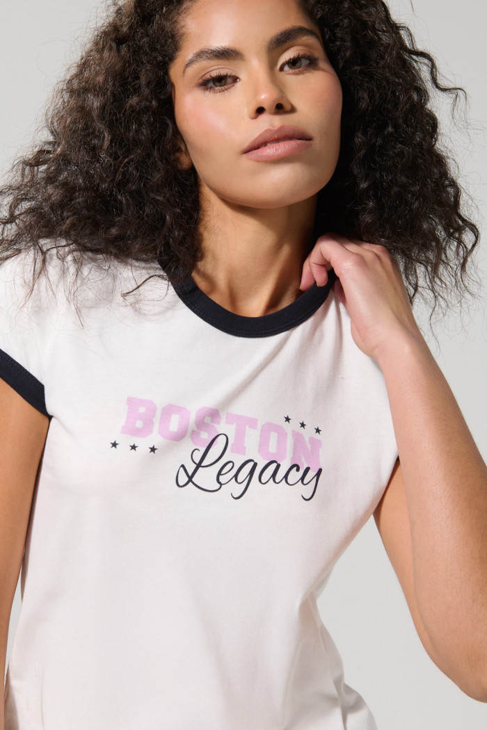 Camiseta crema college con contrastes y cuello redondo