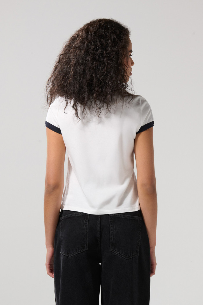 Camiseta crema college con contrastes y cuello redondo