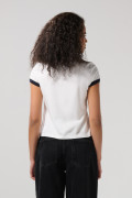Camiseta crema college con contrastes y cuello redondo
