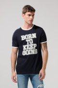 Camiseta azul manga corta con contrastes y arte college
