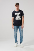 Camiseta azul manga corta con contrastes y arte college