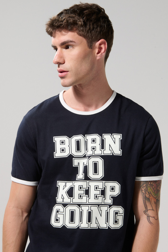 Camiseta azul manga corta con contrastes y arte college