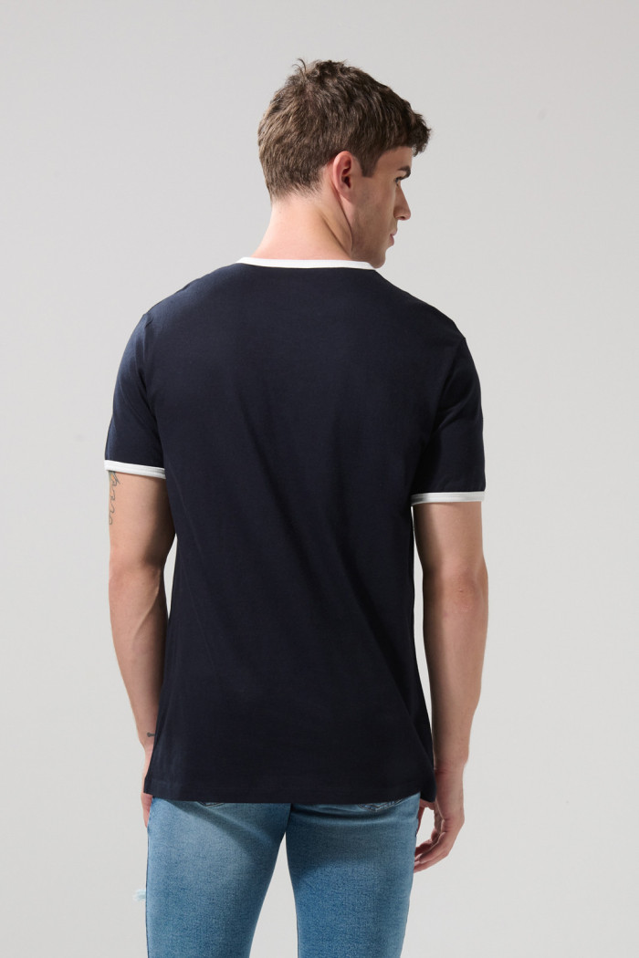 Camiseta azul manga corta con contrastes y arte college