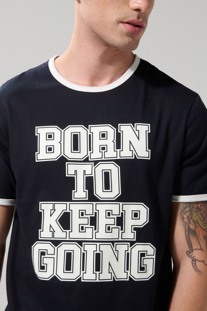 Camiseta azul manga corta con contrastes y arte college