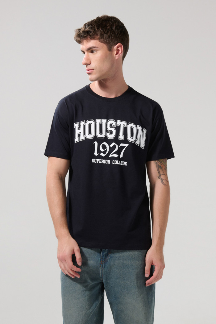 Camiseta azul intensa con motivo college y cuello redondo