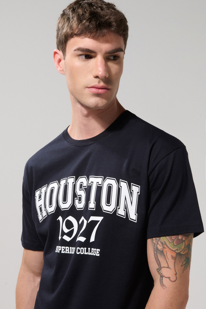 Camiseta azul intensa con motivo college y cuello redondo