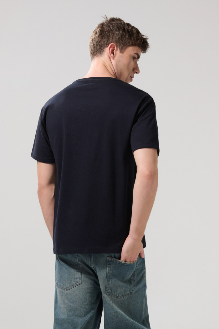Camiseta azul intensa con motivo college y cuello redondo