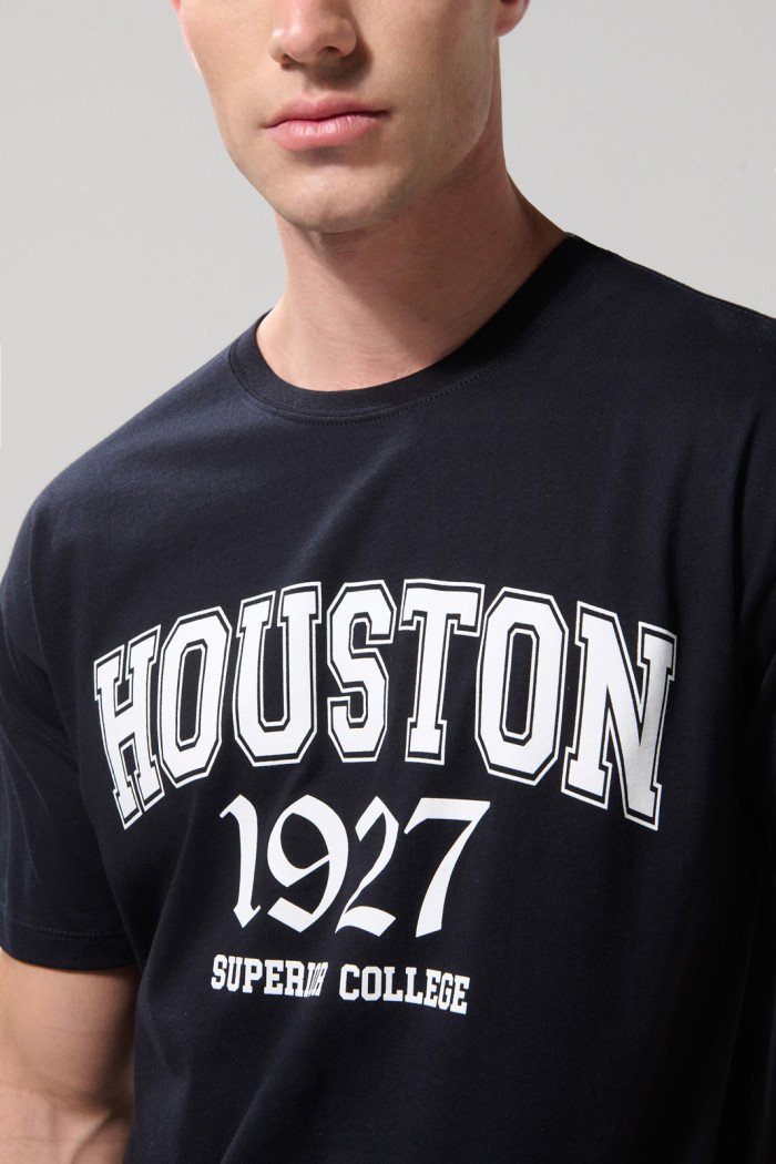 Camiseta azul intensa con motivo college y cuello redondo