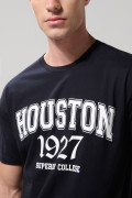 Camiseta azul intensa con motivo college y cuello redondo