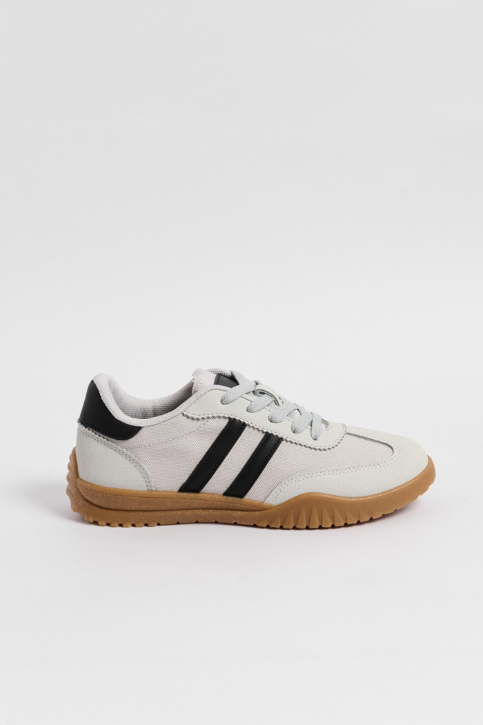 Tenis grises casuales con contrastes negros