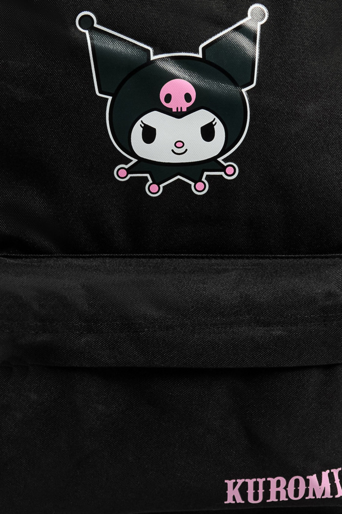 Maleta negra con diseño de Kuromi y bolsillo delantero