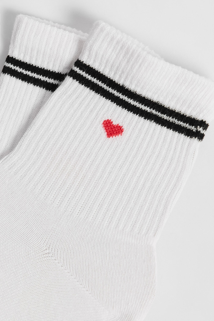 Medias cortas cremas con corazón rojo y rayas
