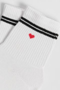 Medias cortas cremas con corazón rojo y rayas