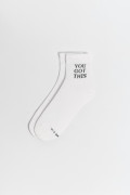 Medias cortas cremas claras con texto negro