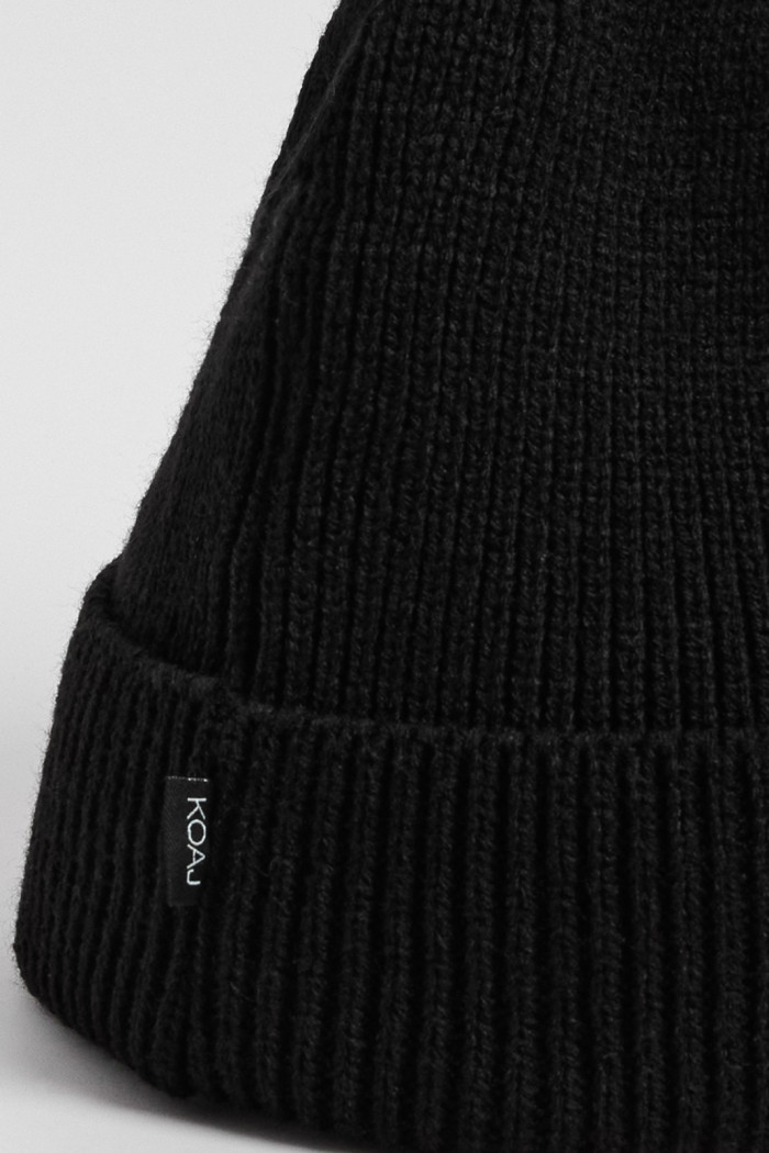 Gorro negro tejido con bordado de Looney Tunes