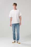 Jean slim azul claro tiro bajo con desgastes y bolsillos