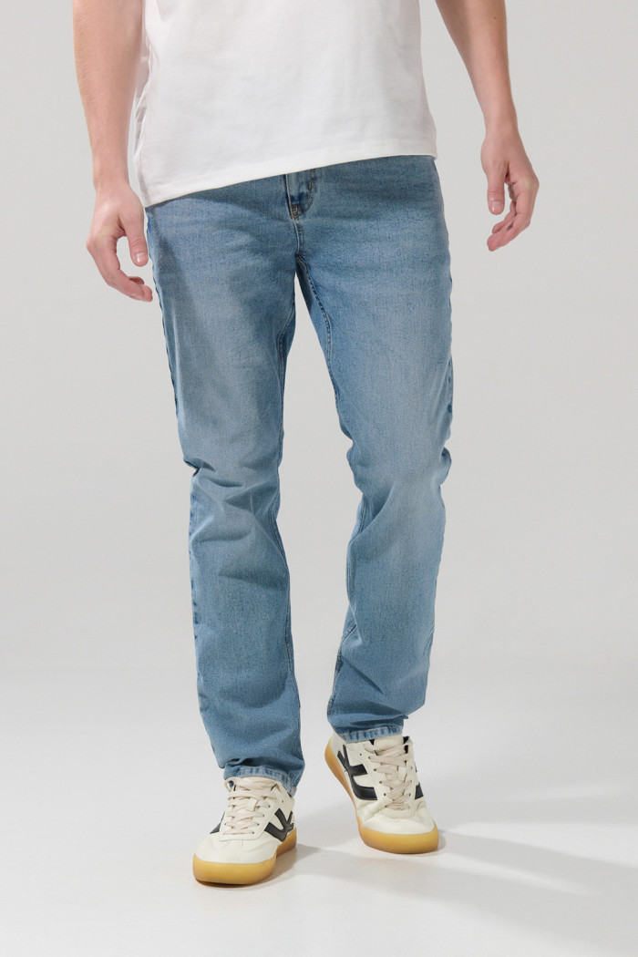 Jean slim azul claro tiro bajo con desgastes y bolsillos