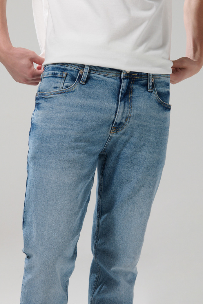 Jean slim azul claro tiro bajo con desgastes y bolsillos