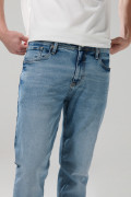 Jean slim azul claro tiro bajo con desgastes y bolsillos