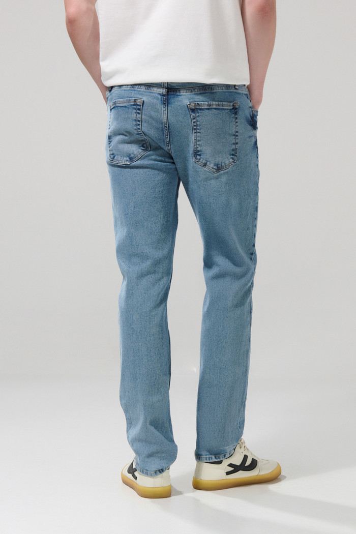 Jean slim azul claro tiro bajo con desgastes y bolsillos