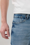 Jean slim azul claro tiro bajo con desgastes y bolsillos