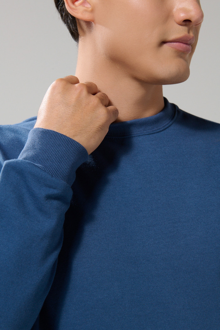 Buzo cuello redondo azul oscuro con arte college
