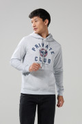 Buzo gris claro con capota y estampado college en frente